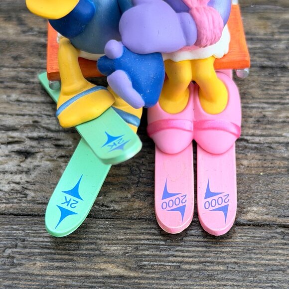 Hallmark & Disney Ornaments Donald and Daisy Duck Lovers' Lodge Surprising Gift - Picture 4 of 15